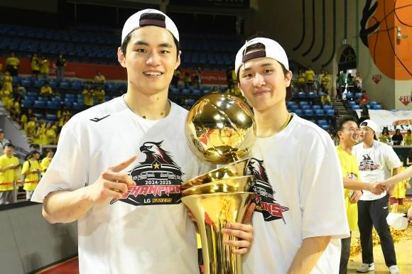 17일 챔프 7차전 끝장 승부 끝에 SK를 꺾고 친구 양준석과 함께 우승컵을 들어 올린 유기상. KBL 제공