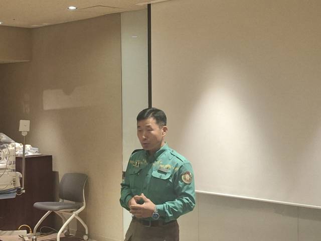 강철원 에버랜드 주키퍼가 28일 기자간담회에서 루이바오와 후이바오 쌍둥이 판다의 독립 과정에 대해 설명하고 있다. 이경운 기자