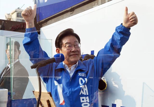 이재명 더불어민주당 대선 후보가 대선 사전투표 첫날인 29일 서울 서초구 고속터미널 광장에서 유권자들에게 지지를 호소하고 있다. 오승현 기자