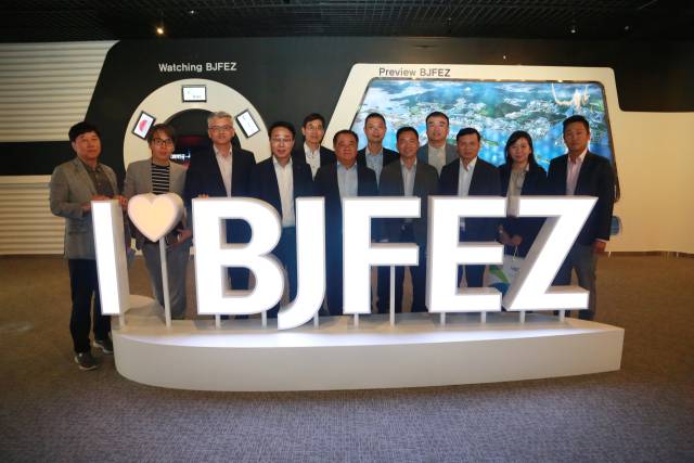 30일 베트남싱가포르산업공단(VSIP) 대표단이 부산진해경제자유구역 홍보관에서 부산진해경제자유구역청의 개발 전략을 청취하고 있다. 사진제공=부산진해경제자유구역청