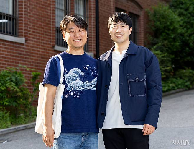 1년 동안 주고받은 교육 편지를 책으로 묶은 권이근 교사(왼쪽)와 곽노근 교사. ⓒ시사IN 조남진