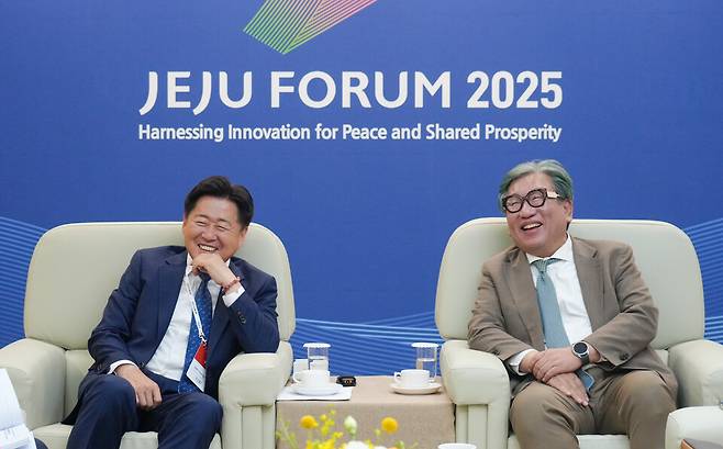 오영훈 제주도지사가 김상협 글로벌녹색성장기구 사무총장(오른쪽)을 만나 분산에너지 모델 전파 협력 강화 방안을 논의하고 있다. ⓒ제주도 제공