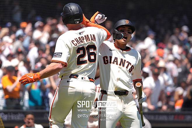 ▲ 이정후(오른쪽)와 맷 채프먼은 올 시즌 팀 공격을 이끌어가는 축으로 활약하고 있다