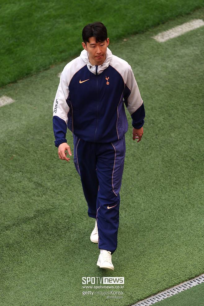 ▲ 토트넘과 가까운 소식통에 따르면 구단은 올여름 거액의 제안이 오면 손흥민 매각을 고려할 것이다”라고 전했다. 이어 “토트넘의 주장인 손흥민은 이번 시즌 경기력이 떨어졌음에도 여전히 토트넘에서 큰 인기를 끌고 있다. 32세의 그는 지난 1월 계약 연장에 서명했으며, 토트넘의 유럽축구연맹 유로파리그(UEL) 우승을 확정지은 후에도 잔류할 것으로 여겨졌다”라고 설명했다.