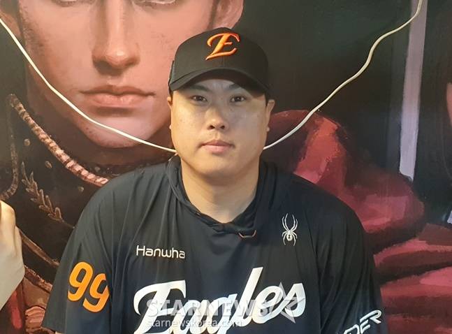 한화 류현진이 30일 창원 NC전 승리 후 취재진과 인터뷰를 하고 있다. /사진=양정웅 기자