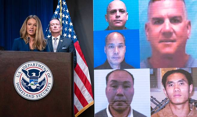 트리샤 맥러플린 미 국토안보부 대변인이 지난 5월 21일(현지시간) 워싱턴의 이민세관단속국 본부에서 열린 기자회견에서 발언하고 있다. 옆에는 추방 대상인 이민자들의 사진이 띄워져 있다. AP연합뉴스