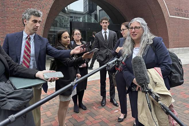 지난 5월 21일(현지시간) 미국 매사추세츠주 보스턴의 연방 법원 앞에서 인권단체 휴먼라이츠퍼스트의 변호사와 전국이민소송연합 사무총장이 기자들과 이야기를 나누고 있다. 이날 연방 판사는 트럼프 행정부가 이민자들을 남수단으로 추방하려 한 것이 법원 명령을 위반한 것이라고 판결했다. AP연합뉴스.