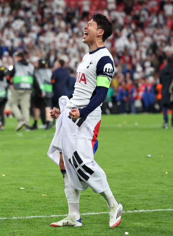 손흥민이 유로파리그에서 우승한 뒤 태극기를 허리에 두른 채 포효하고 있다. 로이터