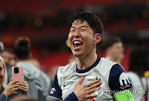 토트넘 소식통 투 더 레인 앤드 백은 30일(한국시간) 토트넘 홋스퍼가 사우디아라비아의 관심을 끌어 손흥민을 방출해 돈을 벌 준비를 하고 있다고 보도했다. 토트넘 주장 손흥민은 최근 사우디 프로리그 클럽들의 관심을 받고 있는데 매체는 이번 시즌 손흥민의 경기력이 떨어졌다는 점을 지적하면서 좋은 제안이 올 경우 손흥민을 현금화 하는 선택지를 고려해야 한다고 주장했다. 연합뉴스