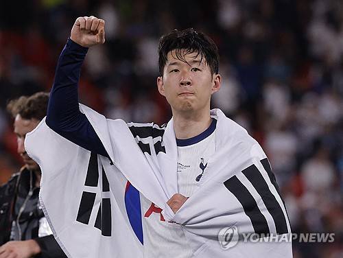 토트넘 소식통 투 더 레인 앤드 백은 30일(한국시간) 토트넘 홋스퍼가 사우디아라비아의 관심을 끌어 손흥민을 방출해 돈을 벌 준비를 하고 있다고 보도했다. 토트넘 주장 손흥민은 최근 사우디 프로리그 클럽들의 관심을 받고 있는데 매체는 이번 시즌 손흥민의 경기력이 떨어졌다는 점을 지적하면서 좋은 제안이 올 경우 손흥민을 현금화 하는 선택지를 고려해야 한다고 주장했다. 연합뉴스