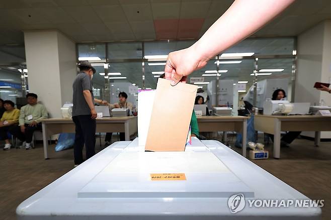 '소중한 한표' (광주=연합뉴스) 정다움 기자 = 제21대 대통령선거 사전투표 이틀째인 30일 오전 광주 서구 광주학생교육문화회관에 마련된 사전투표소에서 유권자들이 투표하고 있다. 2025.5.30 daum@yna.co.kr