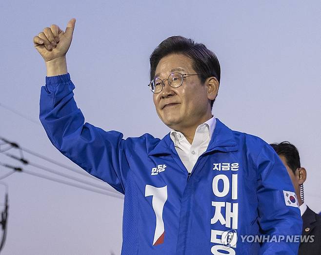 시민들 환호에 엄지들어 답하는 이재명 후보 (서울=연합뉴스) 황광모 기자 = 더불어민주당 이재명 대선후보가 29일 서울 관악구 관악산 으뜸공원에서 열린 관악ㆍ금천ㆍ동작구 유세에서 연설을 마친 뒤 환호하는 시민들을 향해 엄지들 들어 답하고 있다. 2025.5.29 hkmpooh@yna.co.kr