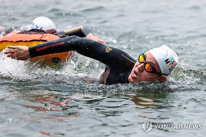 한강 수영하는 오세훈 시장 (서울=연합뉴스) 서대연 기자 = 오세훈 서울시장이 30일 서울 송파구 잠실대교 남단에서 열린 제2회 쉬엄쉬엄 한강 3종 축제에서 헤엄치고 있다.
오 시장은 이날 저녁 개막하는 쉬엄쉬엄 한강 3종 축제 홍보 겸 한강 수질 홍보를 위해 1km 코스를 수영해 한강을 건넜다. 2025.5.30 dwise@yna.co.kr