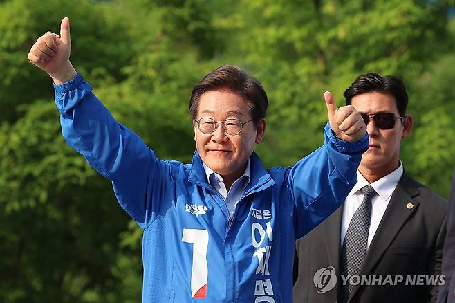 열세 지역 표심 공략 나선 이재명 후보 (원주=연합뉴스) 김주성 기자 = 더불어민주당 이재명 대선 후보가 열세 지역으로 분류되는 강원과 충북 지역의 표심 공략에 나선 30일 강원도 원주시 반곡동 원주행복마당에서 열린 유세에서 시민들에게 인사하고 있다. 2025.5.30 utzza@yna.co.kr