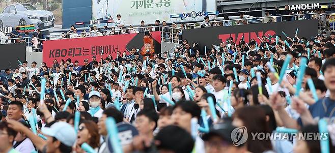 62일 만에 열리는 홈경기 (창원=연합뉴스) 김동민 기자 = 30일 경남 창원NC파크에서 열린 프로야구 2025 신한 SOL 뱅크 KBO리그 한화이글스와 NC다이노스 경기에서 팬이 응원하고 있다.
NC다이노스 홈구장인 창원NC파크에서의 경기는 구조물 낙하 사망 사고 이후 62일이다. 2025.5.30 image@yna.co.kr