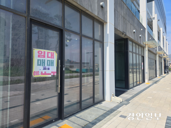 26일 시흥시 거북섬 웨이브파크 인근 상가에 ‘임대 매매’가 적혀있는 안내문이 붙어있다. 2025.5.26 /김태강기자 think@kyeongin.com