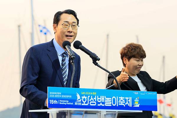 정명근 화성시장이 30일 열린 제15회 화성 뱃놀이 축제 개막식에서 인사말을 하고 있다./화성시