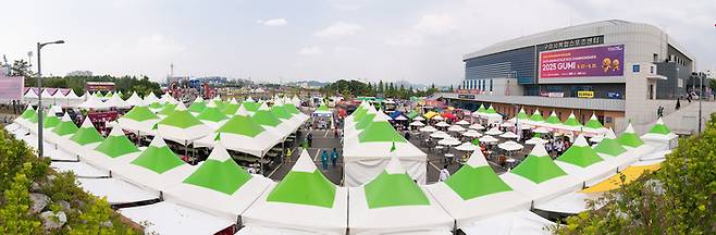 구미복합스포츠센터 주차장에서는 아시아 각국 음식들을 시식 및 판매하는 아시안푸드페스타가 열리고 있다. <구미시 제공>