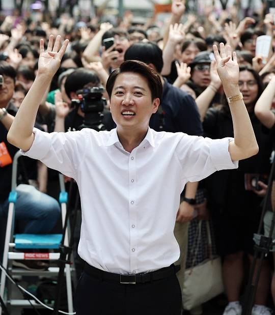 이준석 개혁신당 대통령 후보가 제21대 대통령 선거를 사흘 앞둔 31일 오후 경기 안양시 평촌로데오거리에서 열린 유세에서 막판 지지를 호소하고 있다. 사진=뉴스1