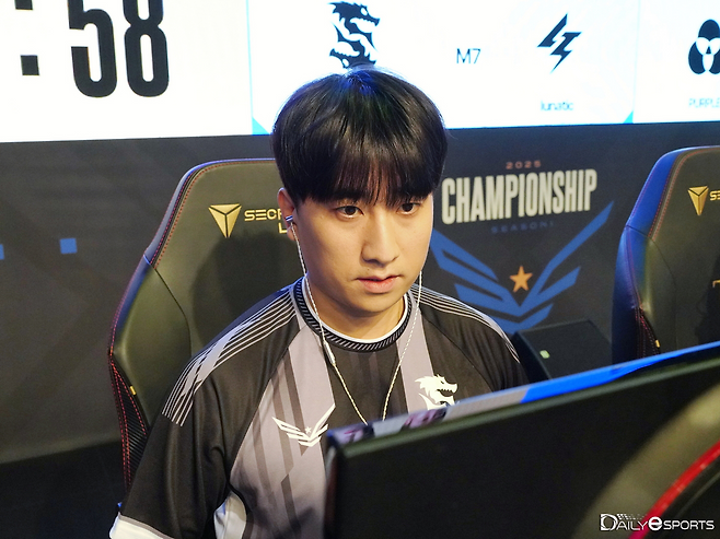 지난 대회 챔피언 핀프가 가장 먼저 4강에 이름을올렸다.