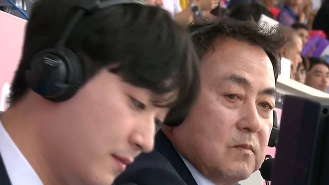 중계하는 윤여춘 해설위원의 모습.(사진=KBS스포츠)