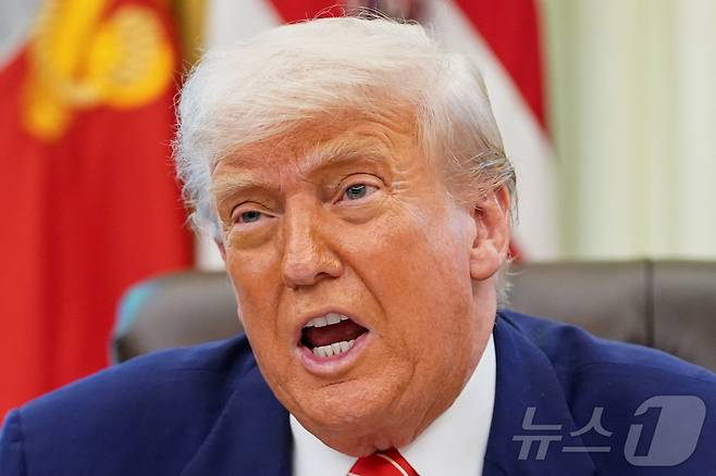트럼프 미국 대통령이 30일(현지시간) 워싱턴DC 백악관 오벌오피스에서 기자회견을 하고 있다. 트럼프 대통령은 이날 회견에서 중국이 지난 10~11일 스위스 제네바에서 관세와 관련해 합의한 내용을 제대로 이행하지 않고 있다며 시진핑 중국 국가주석과 대화하겠다고 밝혔다. 2025.05.30 ⓒ 로이터=뉴스1 ⓒ News1 류정민 특파원