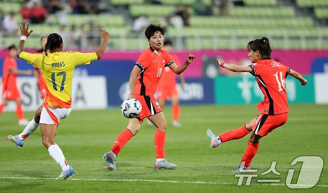 30일 오후 인천시 남동구 남동아시아드럭비경기장에서 열린 쿠팡플레이 초청 여자축구 국가대표팀 친선경기 대한민국과 콜롬비아의 경기에서 대한민국 장슬기가 슈팅하고 있다. 2025.5.30/뉴스1 ⓒ News1 이승배 기자