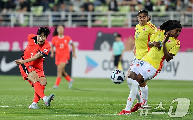 30일 오후 인천시 남동구 남동아시아드럭비경기장에서 열린 쿠팡플레이 초청 여자축구 국가대표팀 친선경기 대한민국과 콜롬비아의 경기에서 대한민국 이금민이 슈팅하고 있다. 2025.5.30/뉴스1 ⓒ News1 이승배 기자