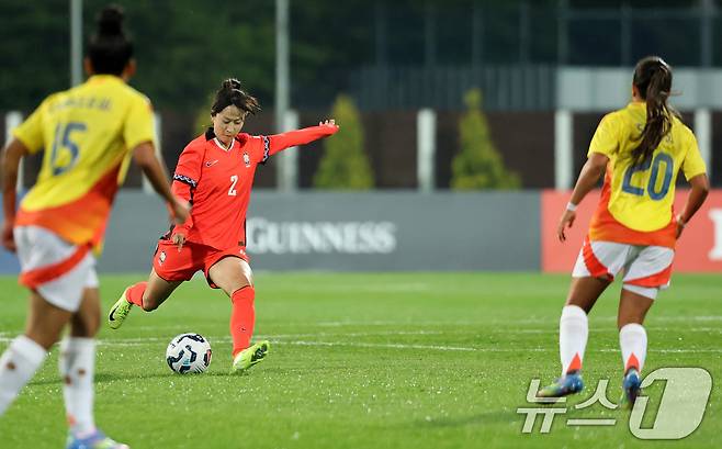 30일 오후 인천시 남동구 남동아시아드럭비경기장에서 열린 쿠팡플레이 초청 여자축구 국가대표팀 친선경기 대한민국과 콜롬비아의 경기에서 대한민국 김진희가 패스하고 있다. 2025.5.30/뉴스1 ⓒ News1 이승배 기자