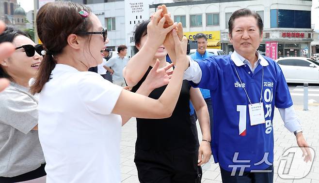 정청래 더불어민주당 골목골목 선대위원장이 31일 전북 전주시 풍남문광장에서 시민들과 인사를 나누고 있다. 2025.5.31/뉴스1 ⓒ News1 유경석 기자