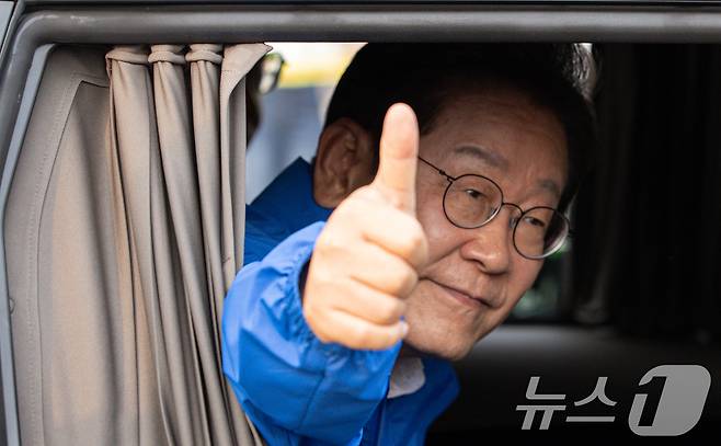 이재명 더불어민주당 대통령 후보가 31일 세종시 나성동 나무그늘광장에서 열린 유세를 마친 후 이동하고 있다. 2025.5.31/뉴스1 ⓒ News1 이재명 기자