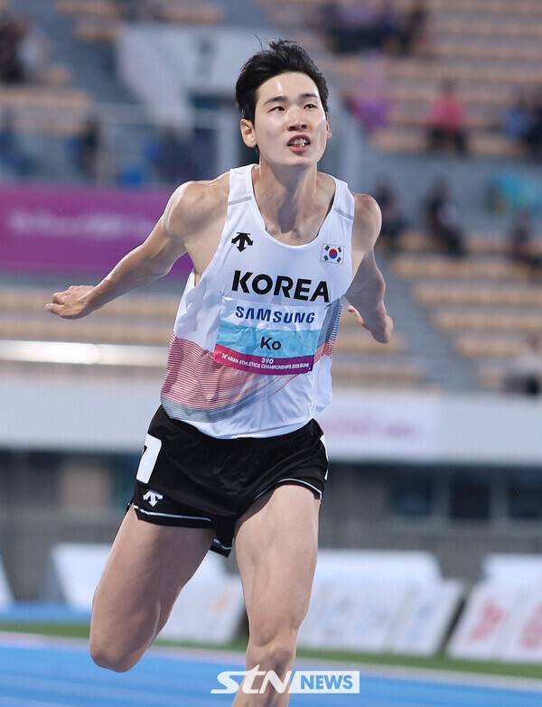 30일 경북 구미시민운동장에서 열린 '2025 구미아시아육상선수권대회' 남자 200m 준결선에 출전한 고승환(광주광역시청)이 역주를 펼친 후 환호하고 있다. 사진┃강명호 기자