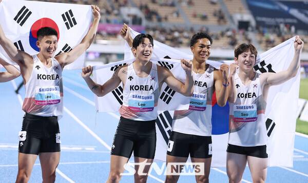 31일 오후 경북 구미시민운동장에서 열린 대회 남자 400m 계주 결선에 출전해 38초49를 작성해 대회 사상 첫 금메달을 획득한 남자 400m 계주 대표팀이 태극기 세레모니를 펼치고 있다. 사진┃강명호 기자
