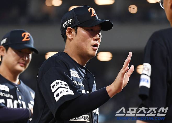 30일 창원 NC파크에서 열린 한화-NC전. 6회 호수비를 2개나 보여준 하주석이 축하받고 있다. 창원=정재근 기자 cjg@sportschosun.com/2025.5.30/