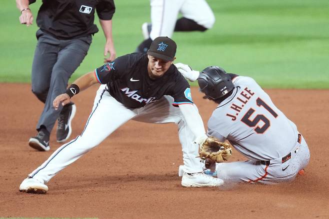 샌프란시스코 자이언츠 핵심타자 이정후(27)가 상대 투수의 실책성 플레이 덕분에 내야 안타를 기록하며 2경기 연속 무안타 침묵을 깨트렸다. 이 기세를 몰아 '슬럼프가 없는' 스피드를 앞세워 도루까지 1개 추가했다. 5월의 첫 도루였다.
이정후는 31일 오전(이하 한국시각) 미국 플로리다주 마이애미 론디포 파크에서 열린 2025시즌 메이저리그(MLB) 마이애미 말린스와의 원정경기에 3번 중견수로 선발 출전해 5타수 1안타 1삼진 1도루를 기록했다. 이로써 이정후의 시즌 타율은 0.274(219타수 60안타), OPS는 0.762로 하락했다.
<저작권자(c) 연합뉴스, 무단 전재-재배포, AI 학습 및 활용 금지>