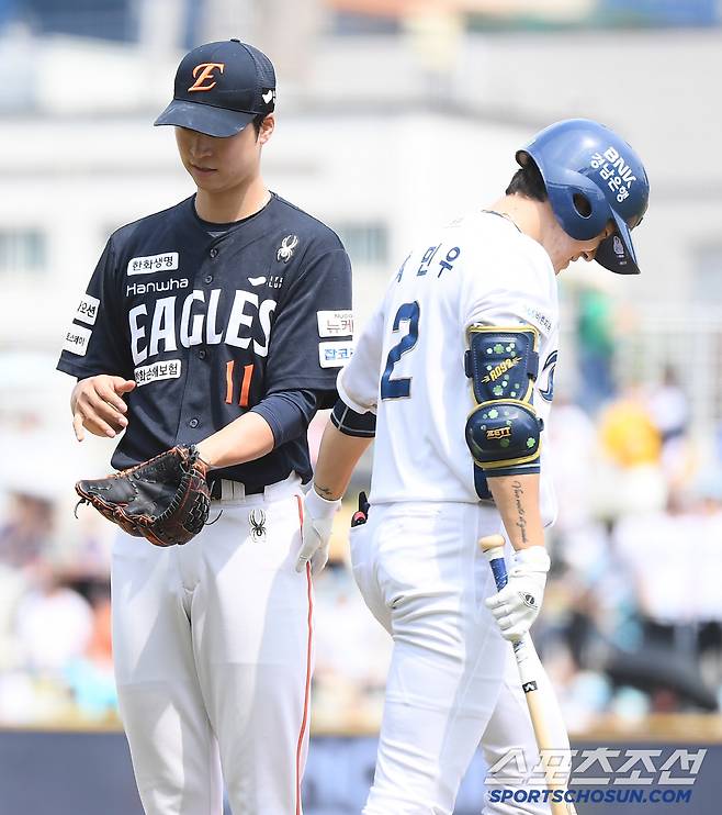 31일 창원 NC파크에서 열린 한화-NC전. 1회말 1사 1루 박민우가 사구 후 엄상백 옆으로 지나가고 있다. 창원=정재근 기자 cjg@sportschosun.com/2025.5.31/