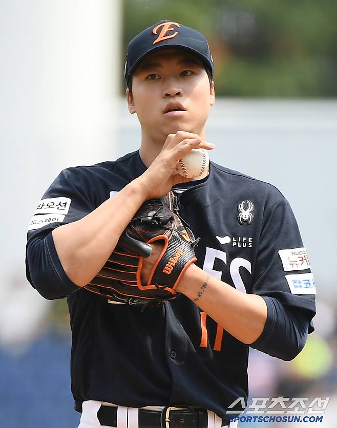 31일 창원 NC파크에서 열린 한화-NC전. 1회말 1사 1루 박민우가 사구 후 엄상백 옆으로 지나가고 있다. 창원=정재근 기자 cjg@sportschosun.com/2025.5.31/