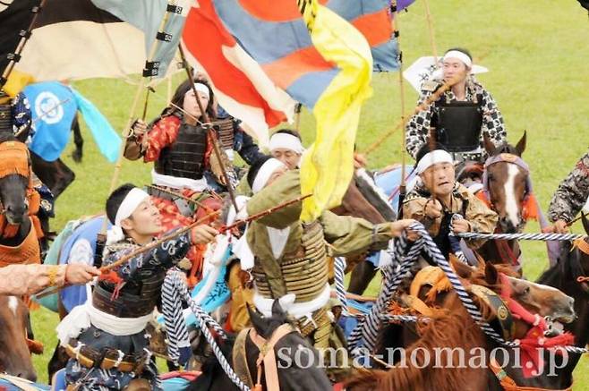 신기쟁탈전 경기 모습. 소마노마오이 공식 홈페이지.
