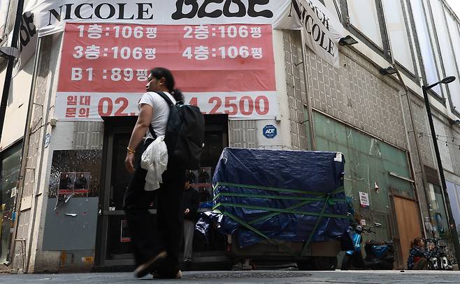 우리나라는 2025년 1분기(1∼3월)에 실질 국내총생산(GDP) 기준으로 -0.246%, 즉 마이너스 성장을 했다. 이는 18개 경제협력개발기구(OECD) 회원국 중 꼴찌 성적이다. 사진은 2025년 5월 11일 낮 서울 명동거리 한 건물에 임대 문의 현수막이 게시된 모습./연합뉴스