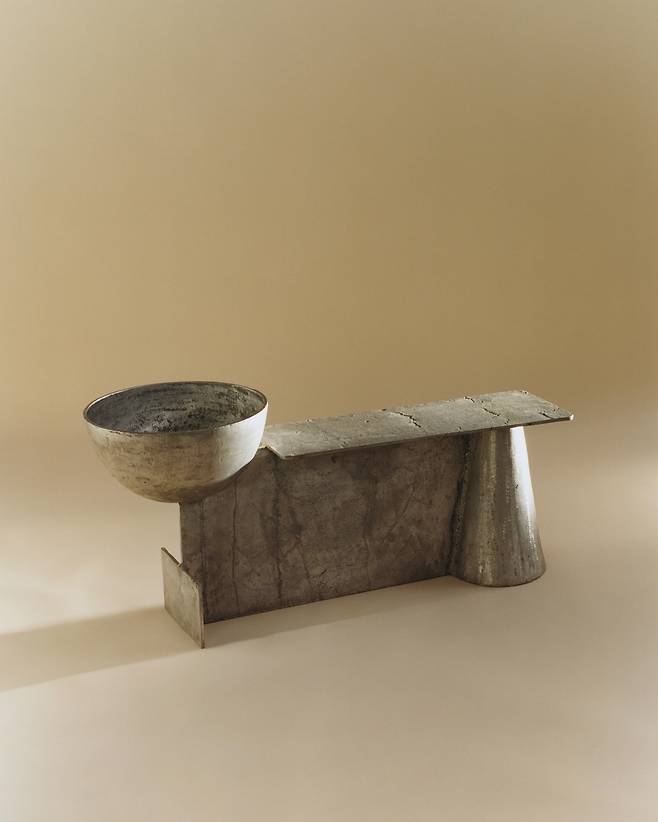 2025 로에베 공예상 특별상. 나이지리아의 니페미 마커스 벨로 'TM Bench with Bowl'. recycled aluminium, 510 × 1120 × 400 mm. 2023/로에베 재단 제공
