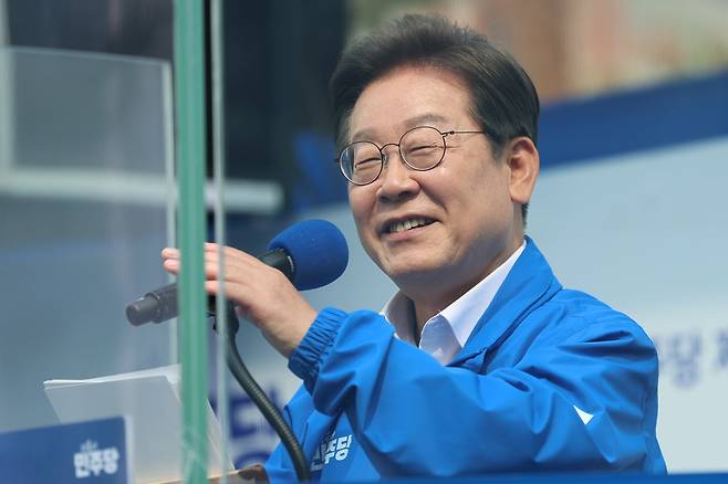 더불어민주당 이재명 대선 후보가 31일 청주시 오창프라자 앞 광장에서 열린 집중유세에서 시민들에게 지지를 호소하고 있다./연합뉴스