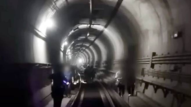 31일 오전 서울 지하철 5호선 마포역~여의나루역 구간에서 방화로 인한화재가 발생해 승객들이 선로를 통해 대피하고 있다./뉴스1