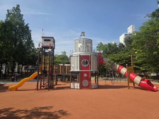 분평동 안뜸공원 '로봇공작소 놀이터'. 청주시 제공