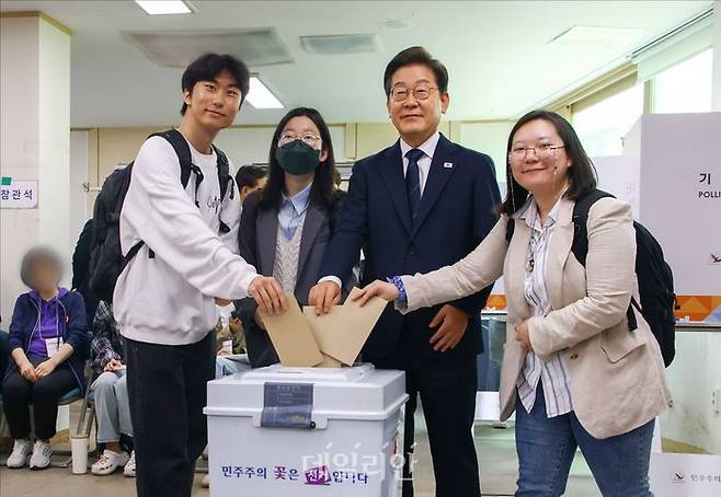 이재명 더불어민주당 후보가 지난 29일 서울 서대문구 신촌동 주민센터 투표소에서 청년들과 함께 21대 대선 사전투표를 하고 있다. ⓒ데일리안 홍금표 기자