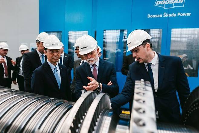 페트르 파벨 체코 대통령(오른쪽 두 번째)이 지난 3월 25일(체코 현지 시각) 두산에너빌리티의 자회사 두산스코다파워를 방문해 손승우 두산에너빌리티 파워서비스BG장(오른쪽 세 번째)과 증기터빈을 살펴보고 있다.ⓒ두산에너빌리티