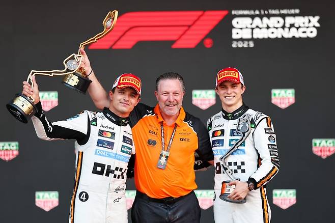 랜도 노리스, 잭 브라운 맥라렌 최고경영자, 오스카 피아스트리(왼쪽부터)이 26일 F1 8라운드가 열린 모나코 서킷 시상대에서 기념 촬영하고 있다. 연합뉴스