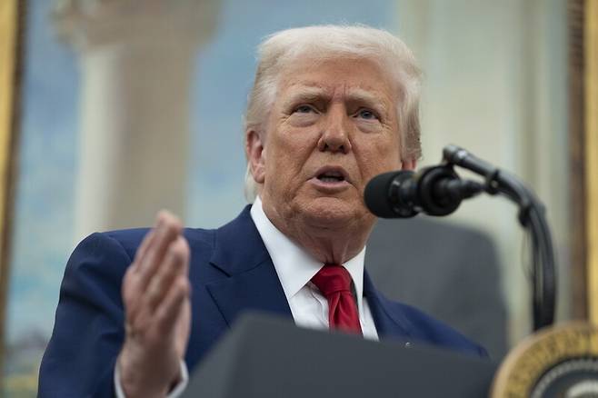 도널드 트럼프 미국 대통령이 28일 워싱턴 백악관 집무실에서 발언하고 있다. EPA 연합뉴스