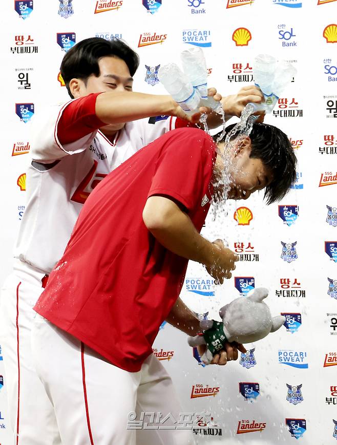 2025 KB0리그 프로야구 SSG랜더스와 NC다이노스의 경기가 29일 오후 인천SSG랜더스필드에서 열렸다. 6대 5 승리를 거두며 첫 승을 따낸 박시후에게 최민준이 축하물세례를 하고 있다. 인천=김민규 기자 mgkim1@edaily.co.kr /2025.05.29/