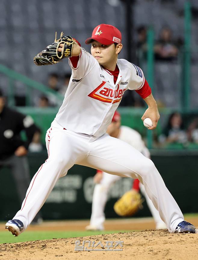 2025 KB0리그 프로야구 SSG랜더스와 NC다이노스의 경기가 29일 오후 인천SSG랜더스필드에서 열렸다. 4회초 박지후가 구원등판해 공을 던지고 있다. 인천=김민규 기자 mgkim1@edaily.co.kr /2025.05.29/