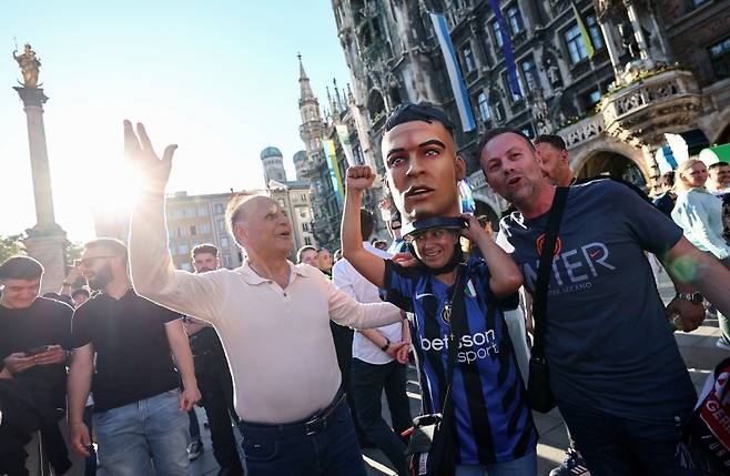 <yonhap photo-0844="">뮌헨의 광장에 인터밀란 서포터들이 라우타로 마르티네스의 얼굴이 새겨진 응원 탈을 쓰고 인터밀란을 응원하고 있다. EPA=연합뉴스 </yonhap>